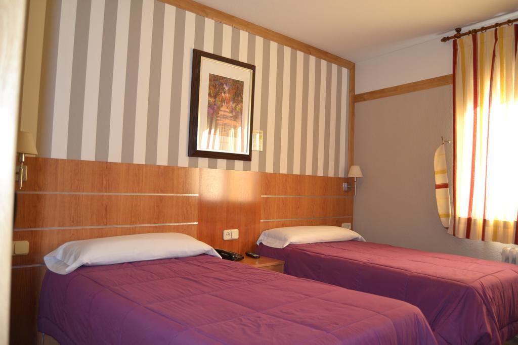 Hostal Don Juan I Alcalá de Henares Exteriér fotografie