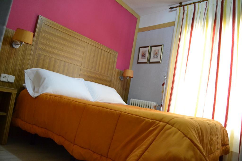Hostal Don Juan I Alcalá de Henares Exteriér fotografie